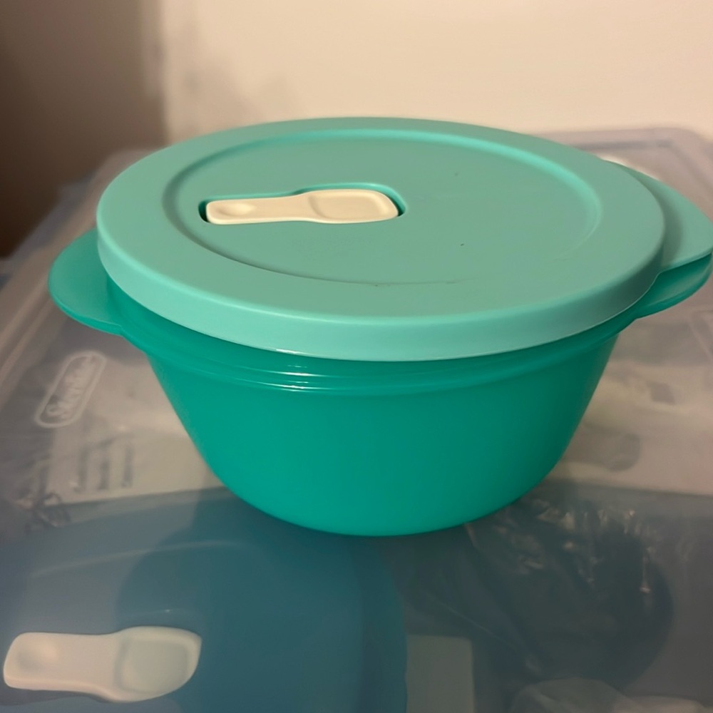 NEW Tupperware CRYSTALWAVE  MEDIUM ROUND 3 1/2 cup